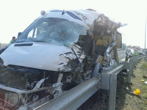 תאונה בין משאית לטנדר בכביש 60