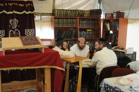 לימוד בבית הכנסת בחריש לפני השריפה