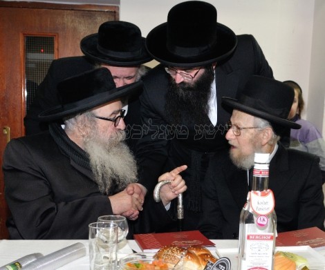Porisover Rabbi talking to Rabbi Schechter and the Tchabe Rov in the centre