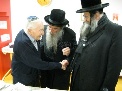 גאב''ד אנטוורפן בבית אבות היהודי (4)