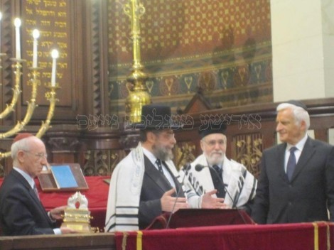 הרב גולדשמידט והרב גיגי מעניקים אות הוקרה לנשיא הפרלמנט היוצא יזי בוזק