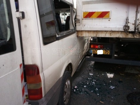 תאונה בין רכב הסעות למשאית (צילום מאיר זרגיאן) (10)