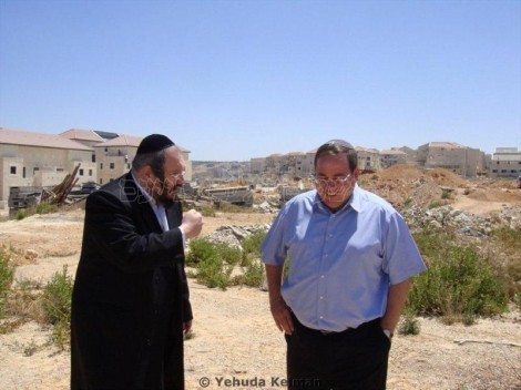 מורשת ביתר. ראש העיר, הרב רובינשטיין עם מר פינסקי באתרים ארכיאולוגיים בעיר. צילום יהודה קלמן (10)