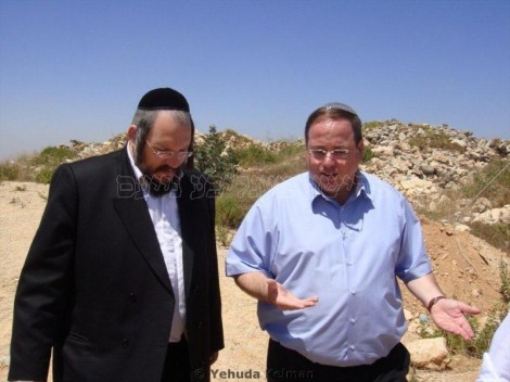 מורשת ביתר. ראש העיר, הרב רובינשטיין עם מר פינסקי באתרים ארכיאולוגיים בעיר. צילום יהודה קלמן (3)