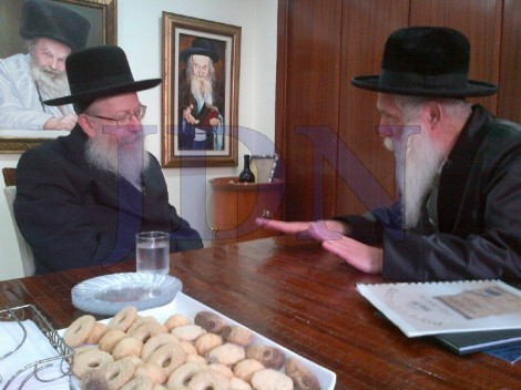 ח''כ יעקב ליצמן בביקור אצל הרב גרוסמן (6)