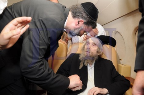 הרב שטיינמן בדרכו לפריז (צילום שוקי לרר) (36)