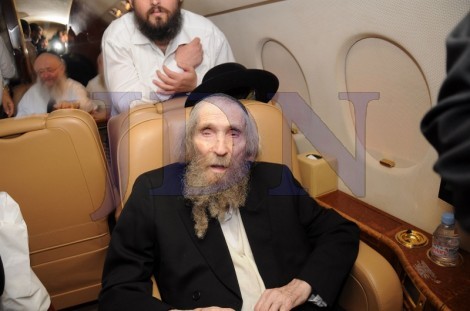 הרב שטיינמן בדרכו לפריז (צילום שוקי לרר) (37)