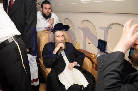 הרב שטיינמן בדרכו לפריז (צילום שוקי לרר) (38)