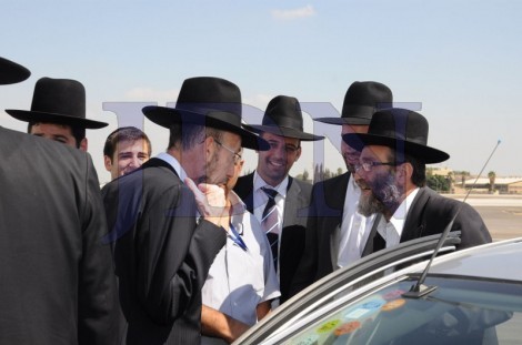הרב שטיינמן בדרכו לפריז (צילום שוקי לרר) (44)