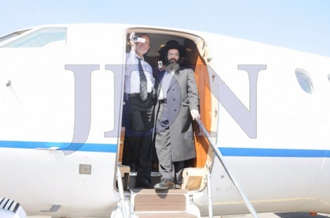 הרב שטיינמן בדרכו לפריז (צילום שוקי לרר)