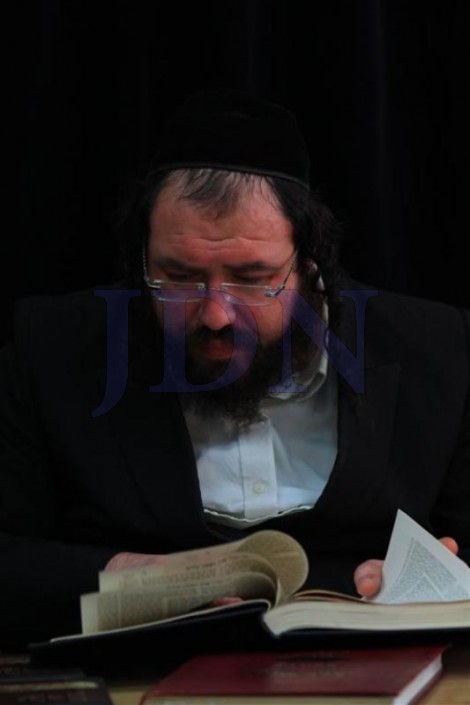 בחורי ישיבת טשארנאביל לומדים בישיבת נזר התורה לשעבר בירושלים (1)