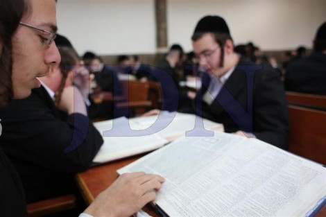 בחורי ישיבת טשארנאביל לומדים בישיבת נזר התורה לשעבר בירושלים (10)