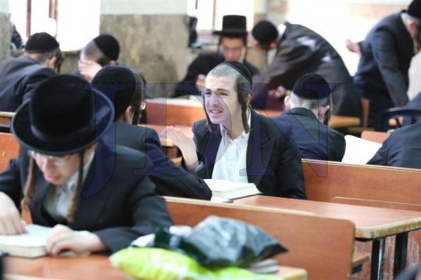 בחורי ישיבת טשארנאביל לומדים בישיבת נזר התורה לשעבר בירושלים (13)