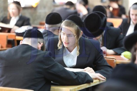 בחורי ישיבת טשארנאביל לומדים בישיבת נזר התורה לשעבר בירושלים (14)