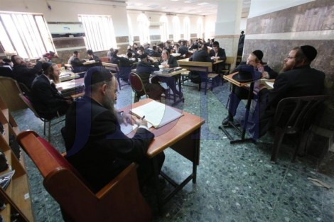 בחורי ישיבת טשארנאביל לומדים בישיבת נזר התורה לשעבר בירושלים (15)