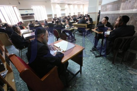 בחורי ישיבת טשארנאביל לומדים בישיבת נזר התורה לשעבר בירושלים (16)