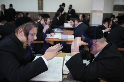 בחורי ישיבת טשארנאביל לומדים בישיבת נזר התורה לשעבר בירושלים (19)