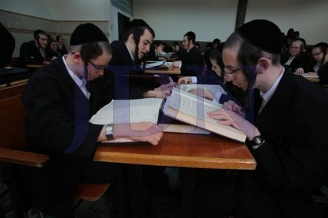 בחורי ישיבת טשארנאביל לומדים בישיבת נזר התורה לשעבר בירושלים (28)