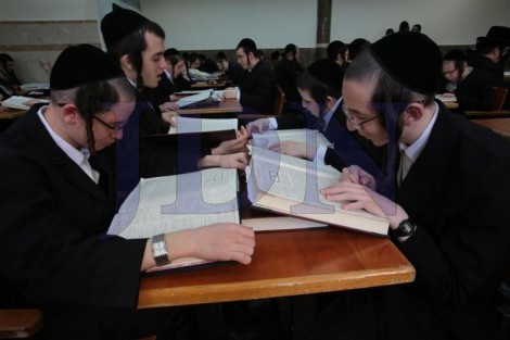 בחורי ישיבת טשארנאביל לומדים בישיבת נזר התורה לשעבר בירושלים (29)