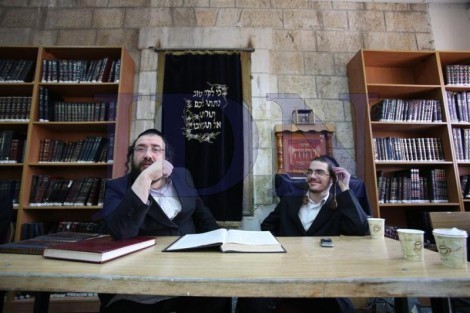 בחורי ישיבת טשארנאביל לומדים בישיבת נזר התורה לשעבר בירושלים (30)