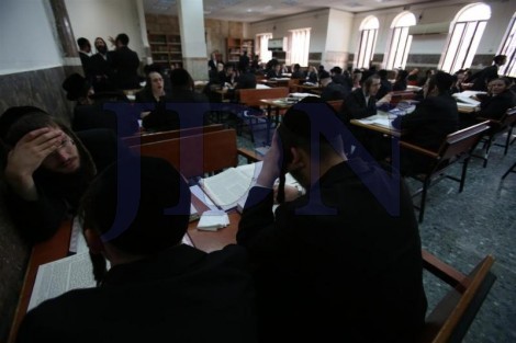 בחורי ישיבת טשארנאביל לומדים בישיבת נזר התורה לשעבר בירושלים (32)