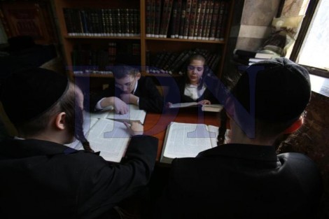 בחורי ישיבת טשארנאביל לומדים בישיבת נזר התורה לשעבר בירושלים (34)