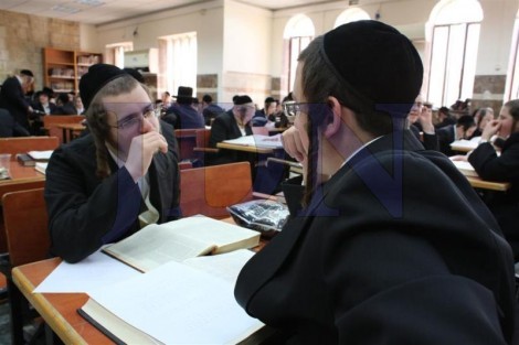 בחורי ישיבת טשארנאביל לומדים בישיבת נזר התורה לשעבר בירושלים (4)