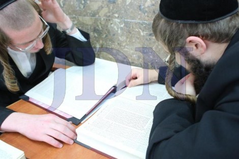 בחורי ישיבת טשארנאביל לומדים בישיבת נזר התורה לשעבר בירושלים (6)