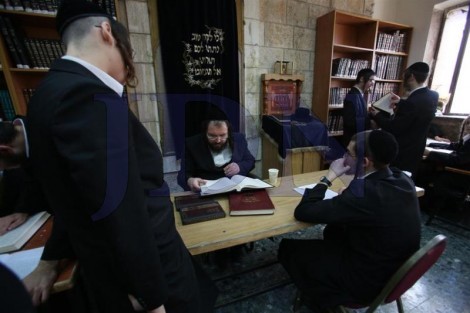 בחורי ישיבת טשארנאביל לומדים בישיבת נזר התורה לשעבר בירושלים (61)