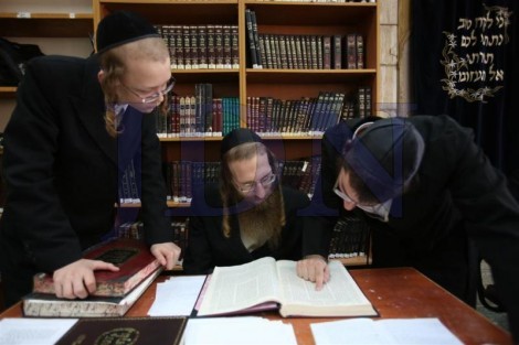בחורי ישיבת טשארנאביל לומדים בישיבת נזר התורה לשעבר בירושלים (62)