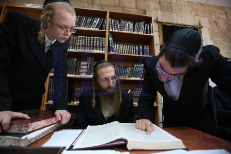 בחורי ישיבת טשארנאביל לומדים בישיבת נזר התורה לשעבר בירושלים (63)