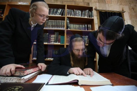 בחורי ישיבת טשארנאביל לומדים בישיבת נזר התורה לשעבר בירושלים (64)