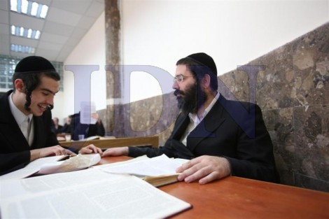 בחורי ישיבת טשארנאביל לומדים בישיבת נזר התורה לשעבר בירושלים (67)
