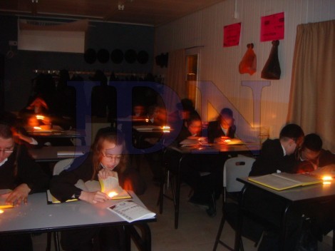 אשדוד ילדים לומדים לאור הנרות במתחם החרגול
