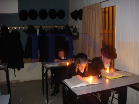 אשדוד ילדים לומדים לאור הנרות במתחם החרגול