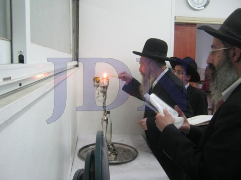 המקובל הרב דוד בצרי בהדלקת נרות חנוכה (7)