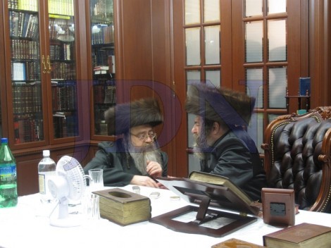 הרב משה אליעזר זיגלמן עם האדמו''ר מרחמסטריווקא (1)