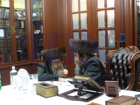 הרב משה אליעזר זיגלמן עם האדמו''ר מרחמסטריווקא (2)