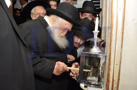 הרב קנייבסקי בהדלת נר שני של חנוכה - צילום שוקי לרר (3)