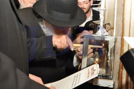 הרב קנייבסקי בהדלת נר שני של חנוכה - צילום שוקי לרר (5)
