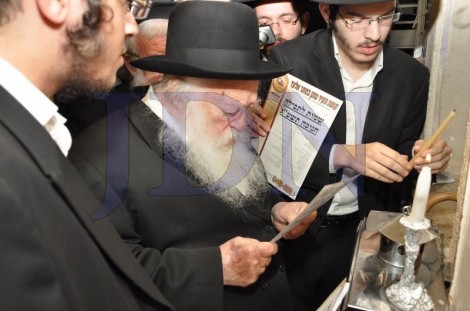 הרב קנייבסקי בהדלת נר שני של חנוכה - צילום שוקי לרר (6)