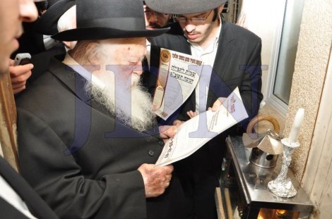 הרב קנייבסקי בהדלת נר שני של חנוכה - צילום שוקי לרר (7)
