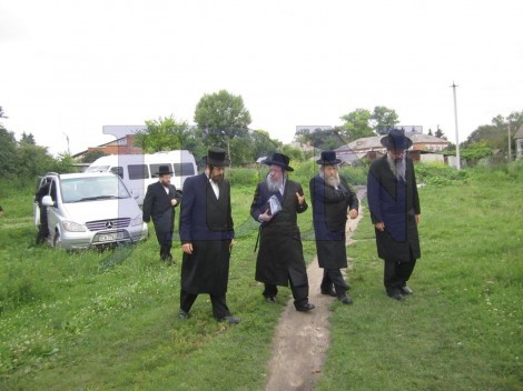 האדמו''ר מזוועהיל במסע תפילה בקברי הצדיקים באוקראינה (8)
