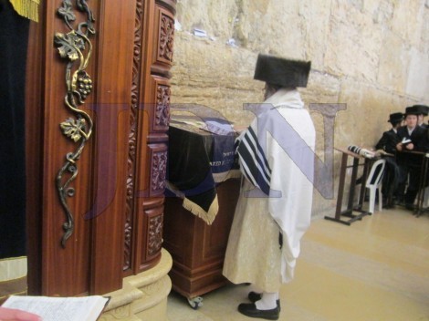 האדמו''ר מנדבורנה ירושלים בתפילה ער''ש בכותל המערבי  (2)