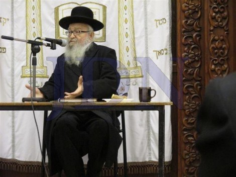 הרב ישראל פנסטר בשיחת הכנה ליו''כ בבעלזא אשדוד - צילום אשדוד בכותרות (4)