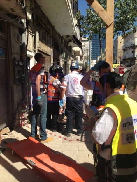 צוותי מדא בזירת קריסת התקרה ברחוב הרצל בתל אביב - צילום דוברות מדא 11.9.13 (2)