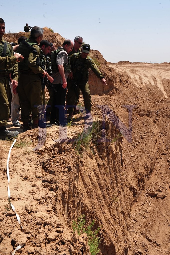 שר הביטחון מסייר לפני חודשים אחדים בגבול הרצועה וצופה אל מנהרה שהתגלתה על ידי צה''ל