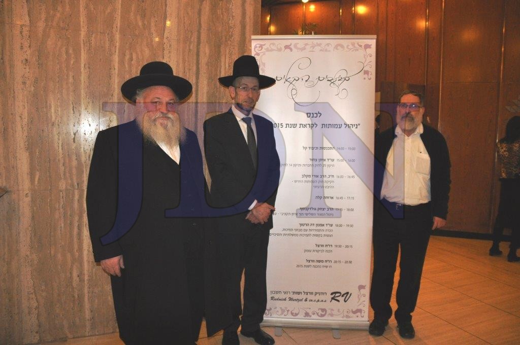 רו-ח משה וורצל עם הרב אורי מקלב והרב יצחק גודלקנופף