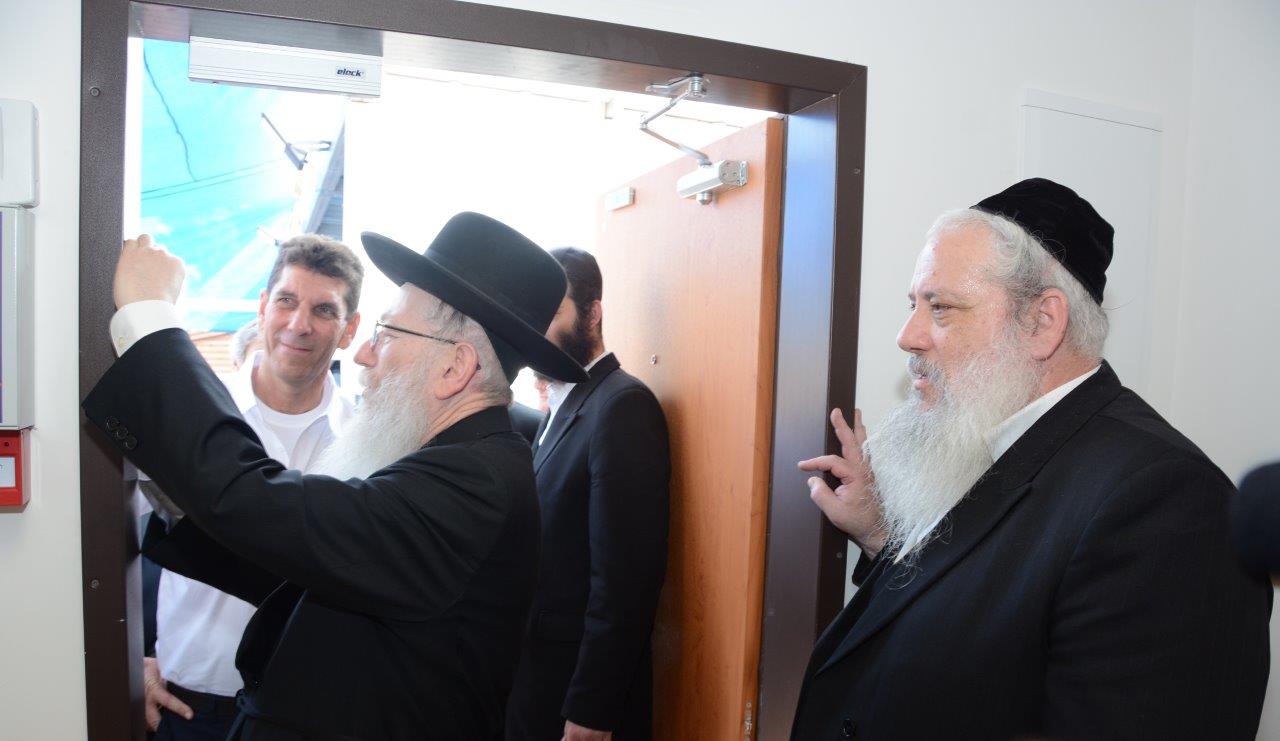 שר הבריאות הרב יעקב ליצמן קובע מזוזה בטקס חנוכת תחנת מדא בבני ברק. צילום דוברות מדא 19.10 (9)