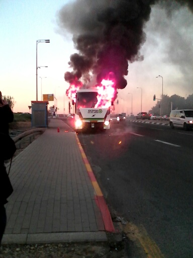 שריפת אוטובוס בצומת אמונים (4)